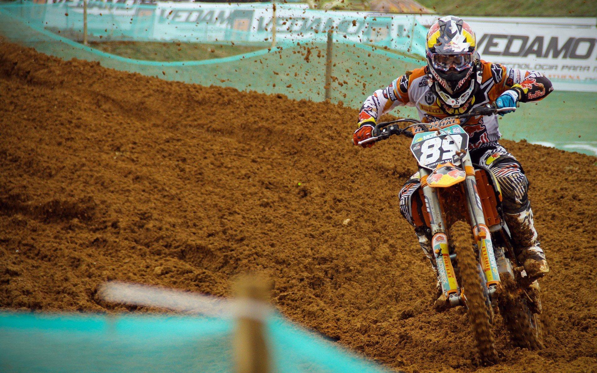 奥古斯托挥别赛场泪洒现场,退役宣言聚焦家庭责任,承诺全心担当丈夫与父亲